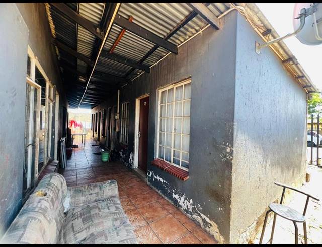 18 BEDROOM HOUSE FOR SALE IN KEMPTON PARK EXT 02